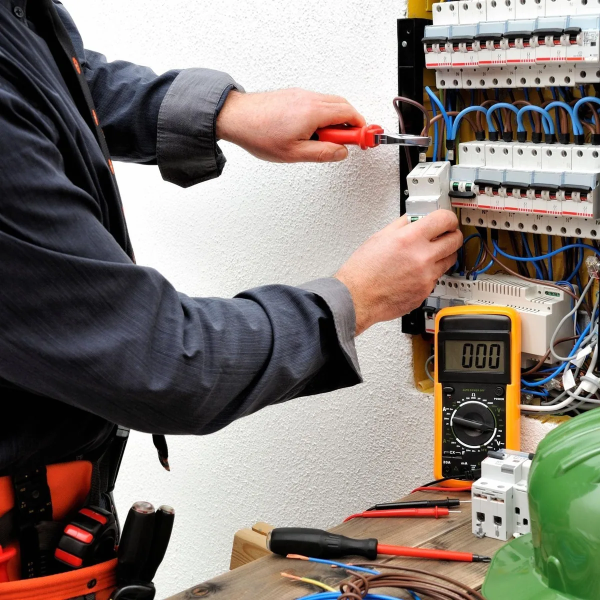 Electrician verifică un tablou electric